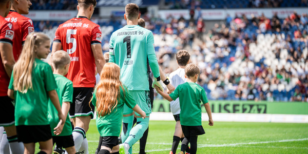Cover EDDIs Rudel: 22 Einlaufkinder und 3 Schiri-Kids für das U23 Relegationsspiel gesucht!