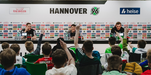 Cover EDDIs Rudel fragt nach: Kinderpressekonferenz mit 96-Profis - Du bist dabei!